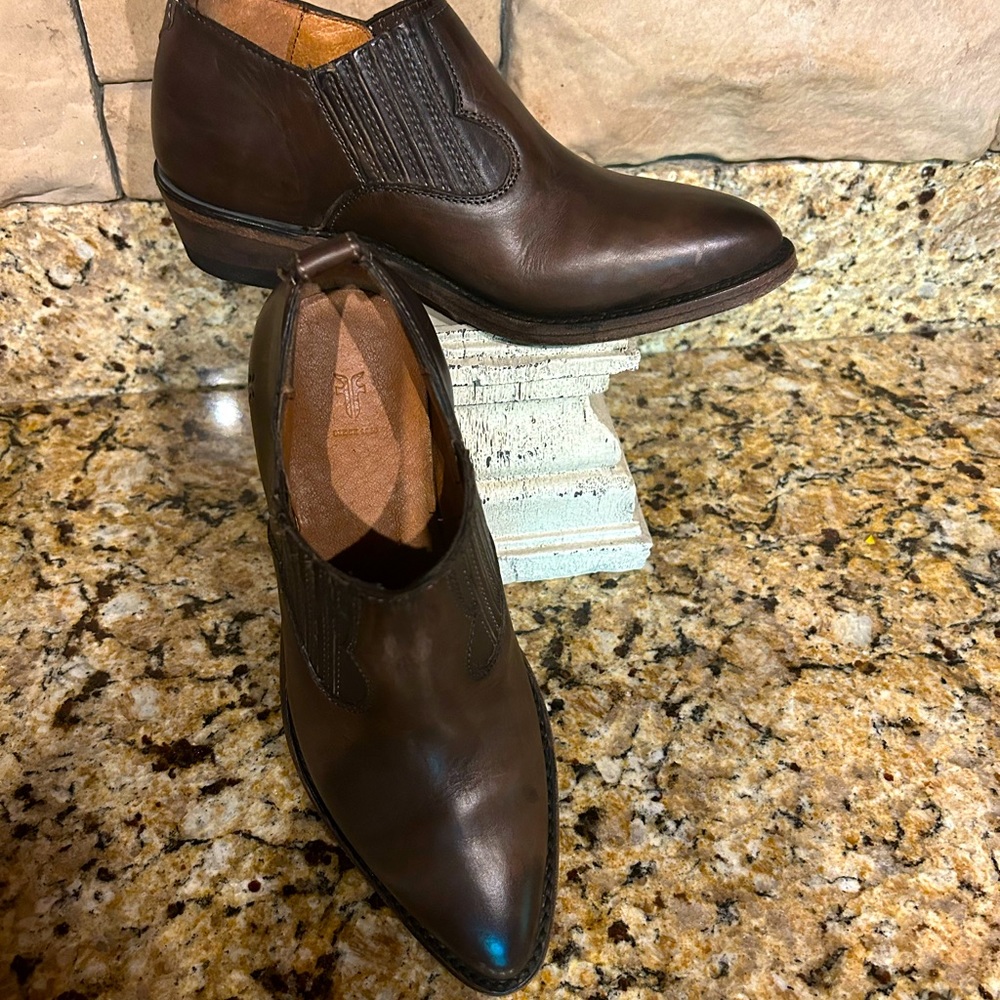 Frye booties, like new dark brown size 5.5